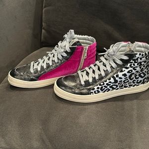 Size 8 (38) Multicolor zip-up P448 in Excellent condition like new.